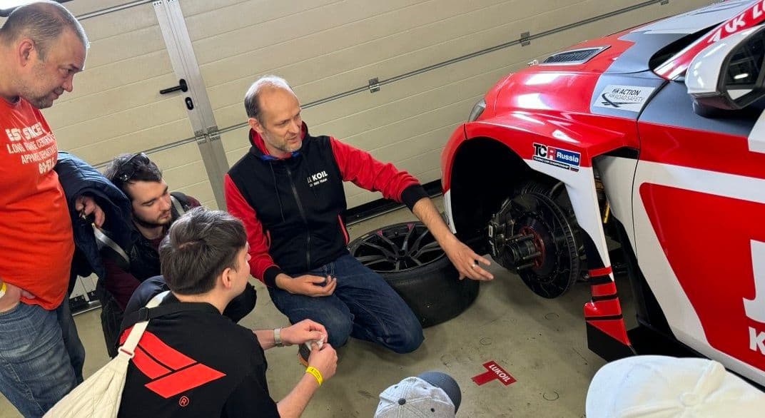 Необычные экскурсии в Москве: закулисье в боксах команд Российской серии кольцевых гонок